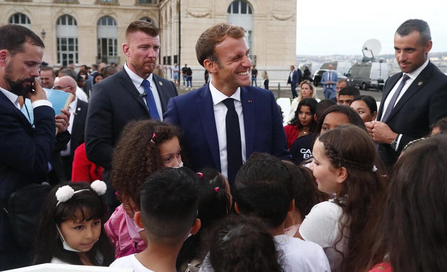 Francuski predsednik prvog dana školske godine odao poštu ubijenom nastavniku 1