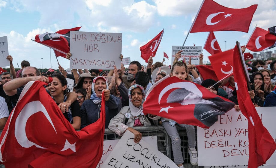 Hiljade demonstrirale u Istanbulu protiv ograničenja 1
