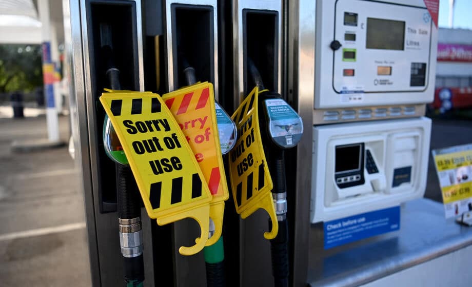 Britanska vlada počela da koristi cisterne u rezervi za isporuku goriva, kupci se tuku za benzin (VIDEO) 1