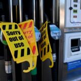 Britanska vlada počela da koristi cisterne u rezervi za isporuku goriva, kupci se tuku za benzin (VIDEO) 10