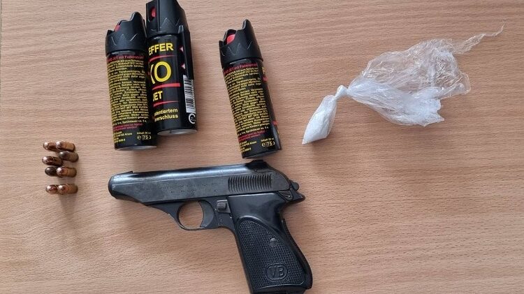 Policija CG: Grupi koja se uputila ka Cetinju na protest oduzeti oružje, droga i sprej 1