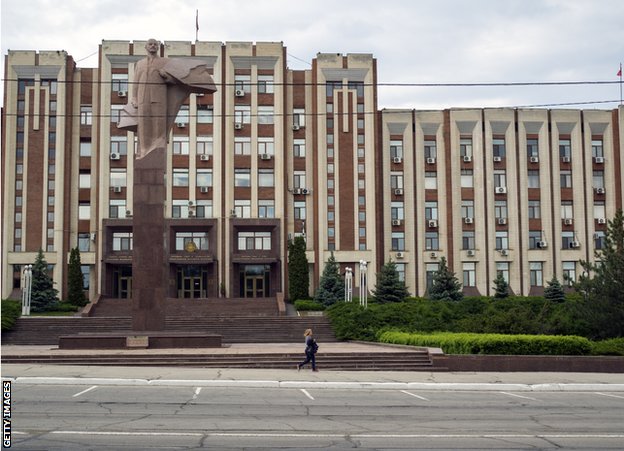 Šerif Tiraspolj: Fudbalski klub u Ligi šampiona iz nepriznate države 1 A statue of Lenin in Tiraspol
