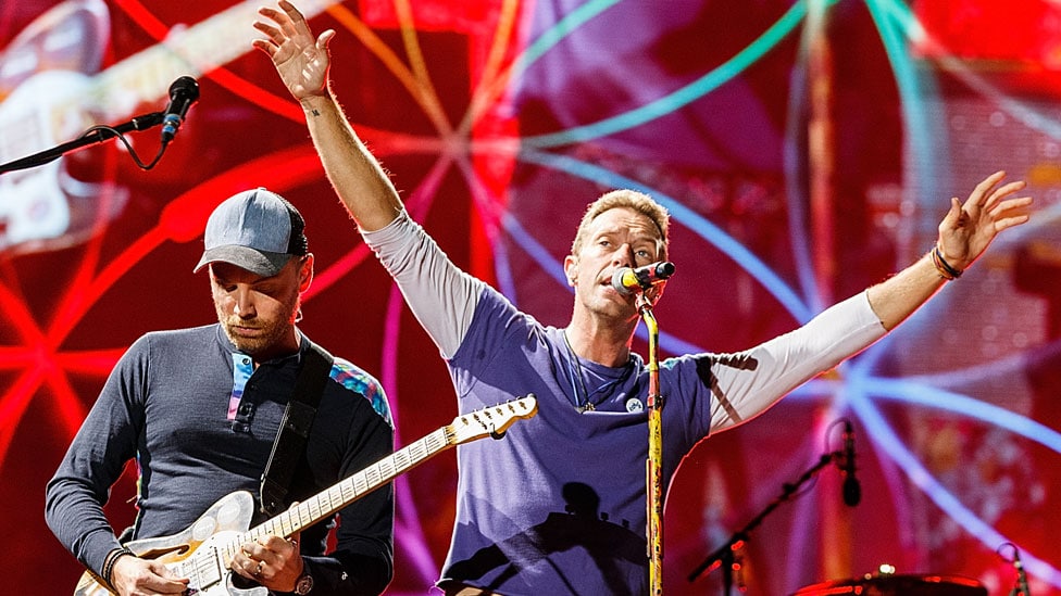 Muzika i životna sredina: Revolucionarni, ekološki koncerti benda Koldplej 3 Coldplay's Jonny Buckland and Chris Martin performing in Vancouver in 2017
