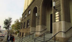 Apelacioni sud u Beogradu uvažio je žalbe branilaca troje optuženih zbog pada nadstrešnice zgrade Železničke stanice u Novom Sadu i vratio predmet Višem sudu na ponovno odlučivanje, prenela je danas Radio-televizija Srbije (RTS).