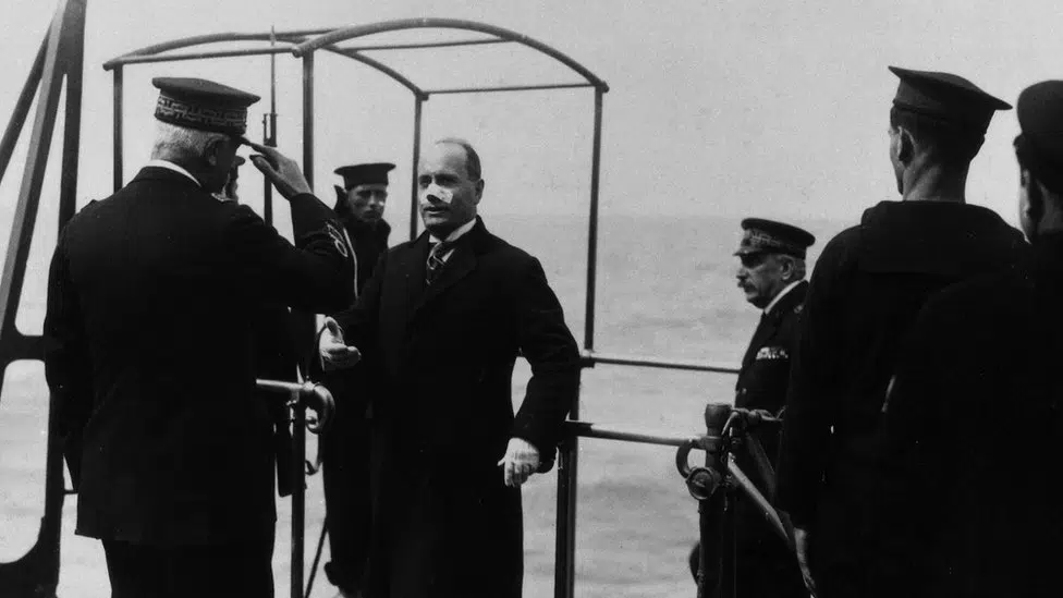 Fašizam i istorija: Vajolet Gibson - Irkinja koja je pucala u Musolinija 2 The head of the Fascist government Benito Mussolini welcomed by the admiral while boarding battleship Cavour with a bandaid over his nose.