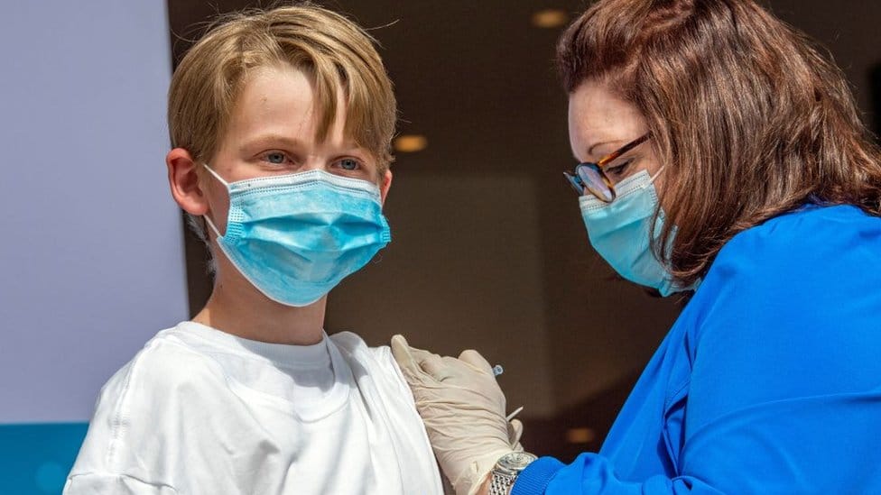 Korona virus, vakcinacija i deca: Imunizacija dece mlađe od 11 godina - zašto je odluka američkih lekara važna za ceo svet 1 A 13-year-old boy is vaccinated in the US in May
