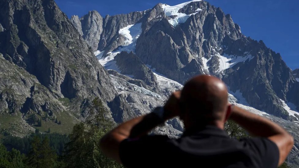 Klimatske promene i glečeri: Džinovi vredni više milijardi dolara koji se otapaju 1 Man looking at mountains in background