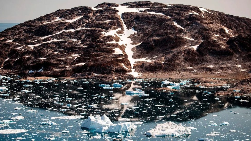 Klimatske promene i glečeri: Džinovi vredni više milijardi dolara koji se otapaju 4 A glacier releasing water