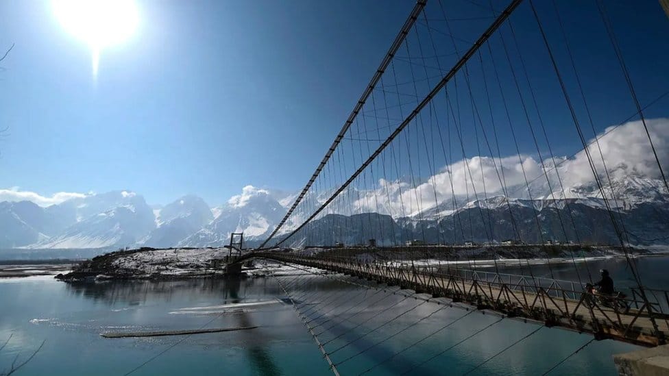Klimatske promene i glečeri: Džinovi vredni više milijardi dolara koji se otapaju 6 A bridge over the Indus river with views of glaciers in the background