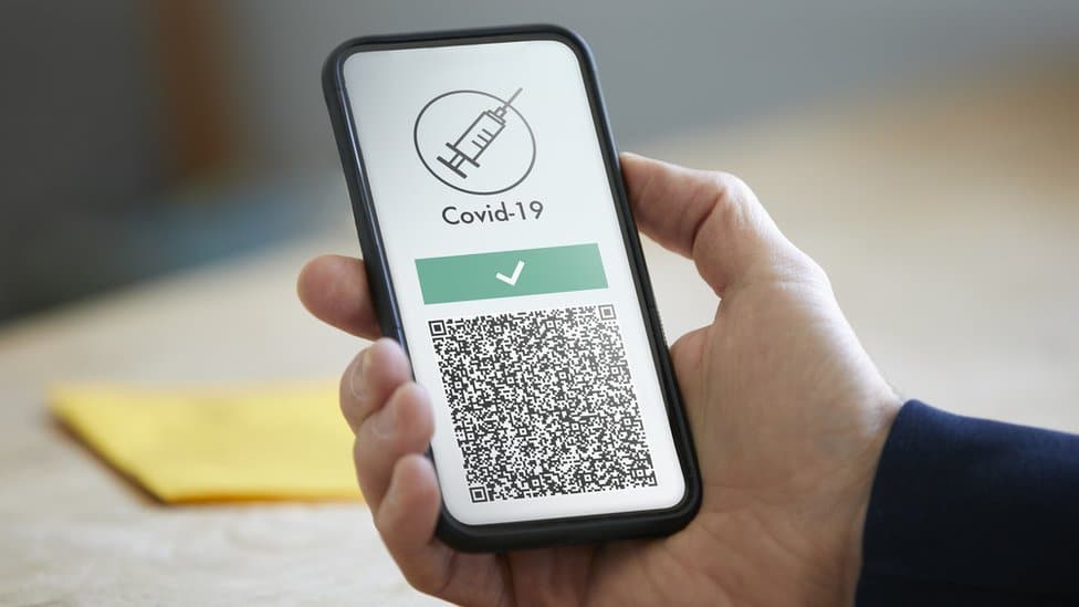 Korona virus i Srbija: Koje su mere i kazne na snazi - pojačana kontrola, uvedene kovid propusnice 5 QR code - stock image