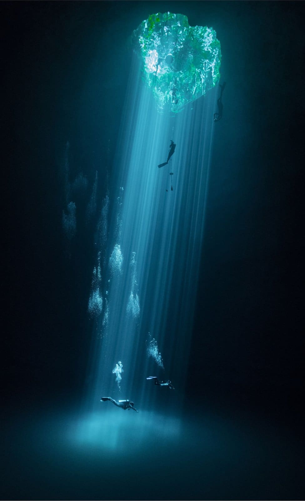 Ronilac u podvodnoj pećini