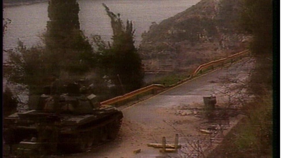 Rat u Jugoslaviji: Tri decenije od opsade Dubrovnika - uništavanje svetske kulturne baštine i „najveća sramota Crne Gore“ 2 Tenk JNA u blizini Dubrovnika