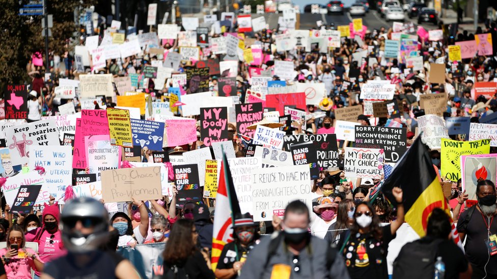 Amerika i pravo na abortus: Hiljade širom zemlje izašle na proteste protiv zabrane abortusa 3 Protesters take part in the Women's March and Rally for Abortion Justice in Los Angeles on 2 October 2021