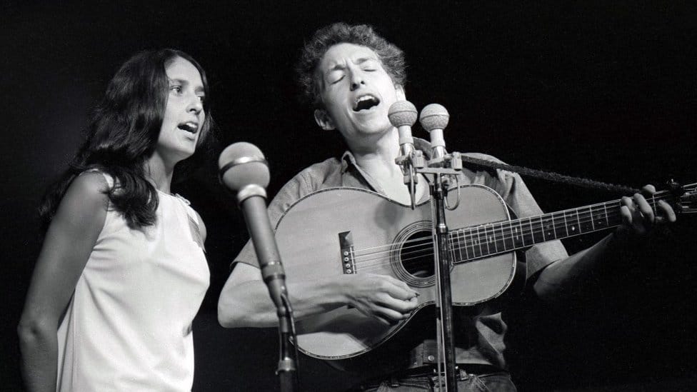 Joan Baez and Bob Dylan singing on stage