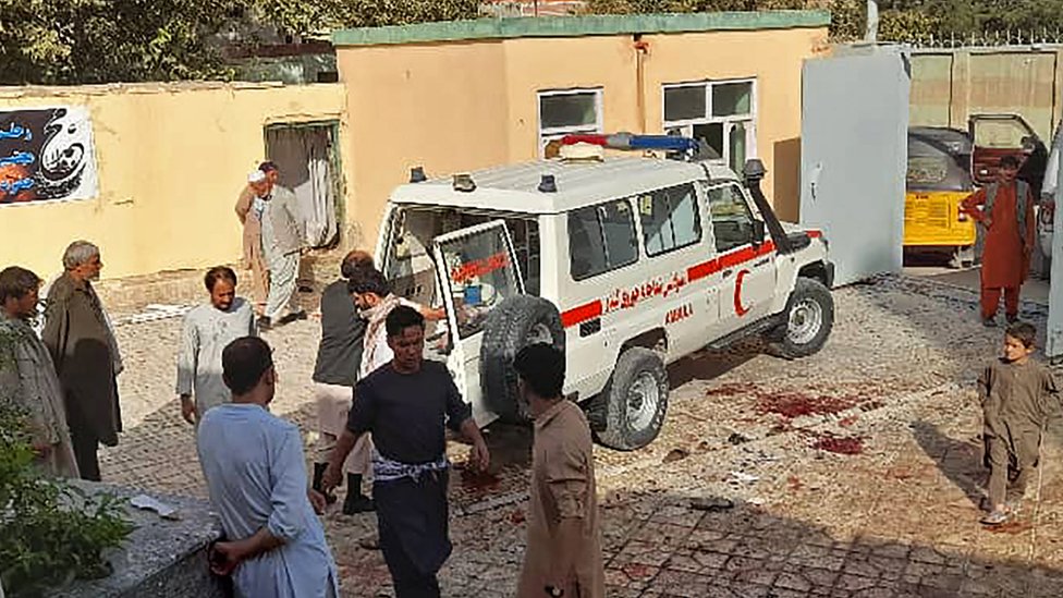 Avganistan: Novi napad na džamiju u Avganistanu - najmanje 37 mrtvih 3 Afghan men stand next to an ambulance after a bomb attack at a mosque in Kunduz