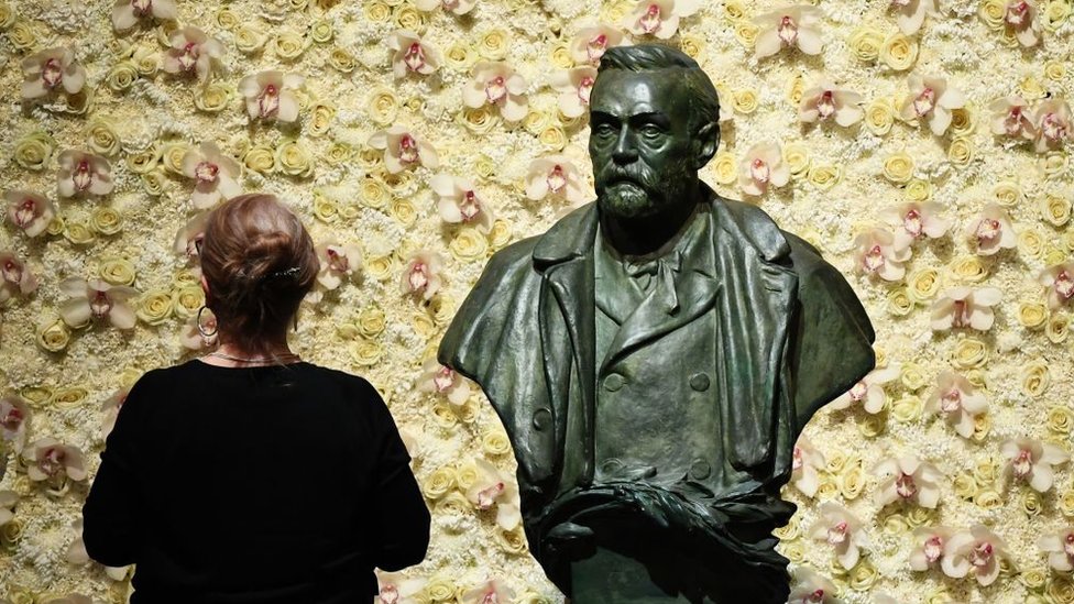Nobelova nagrada za ekonomiju 2021: Priznanje za praktični doprinos ekonomiji rada i analizu uzročno-posledičnih veza 1 Bust of Alfred Nobel