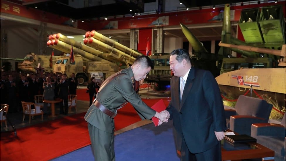 Kim Džong Un i oružje: Severnkorejski lider preti - Napravićemo nepobedivu vojsku 1 North Korea"s leader Kim Jong Un presents awards to military service personnel at the Defence Development Exhibition, in Pyongyang