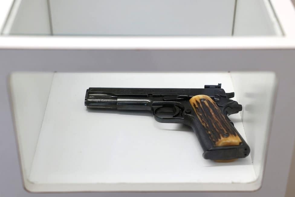Amerika, kriminal i Al Kapone: Predmeti čuvenog gangstera prodati za tri miliona dolara 2 A .45 auto pistol which was described as American gangster Al Capone's favourite gun is displayed ahead of an auction in Sacramento, California, U.S., October 5, 2021