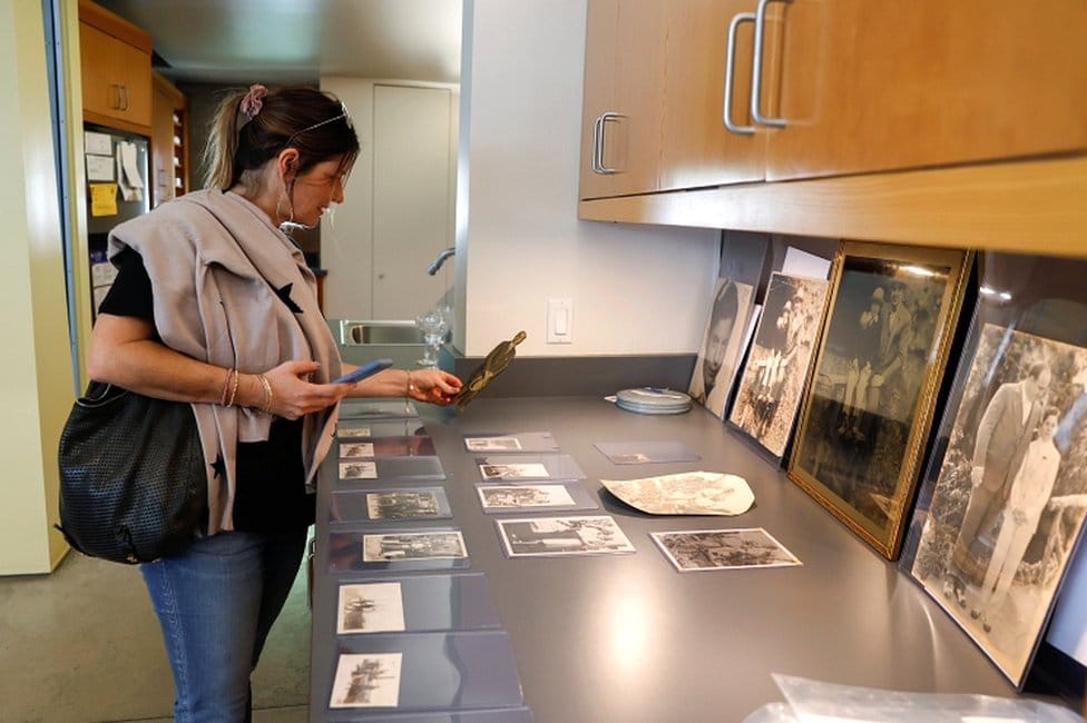 Amerika, kriminal i Al Kapone: Predmeti čuvenog gangstera prodati za tri miliona dolara 4 Christa Davis looks at pictures of American gangster Al Capone that are displayed ahead of an auction of his belongings in Sacramento, California, on 5 October 2021