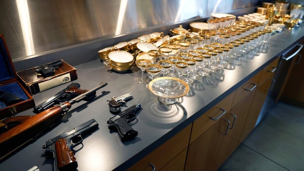 Amerika, kriminal i Al Kapone: Predmeti čuvenog gangstera prodati za tri miliona dolara 3 Guns and glassware that belonged to American gangster Al Capone and his son Sonny are displayed ahead of an auction in Sacramento, California, on 5, October 2021.
