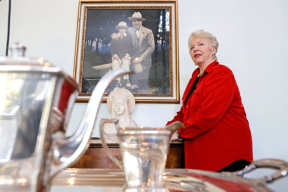 Amerika, kriminal i Al Kapone: Predmeti čuvenog gangstera prodate za tri miliona dolara 5 Diane Capone, granddaughter of American gangster Al Capone, stands next to a painting of her grandfather and father, Sonny Capone, from the 1920s before the auction on 5 October 2021