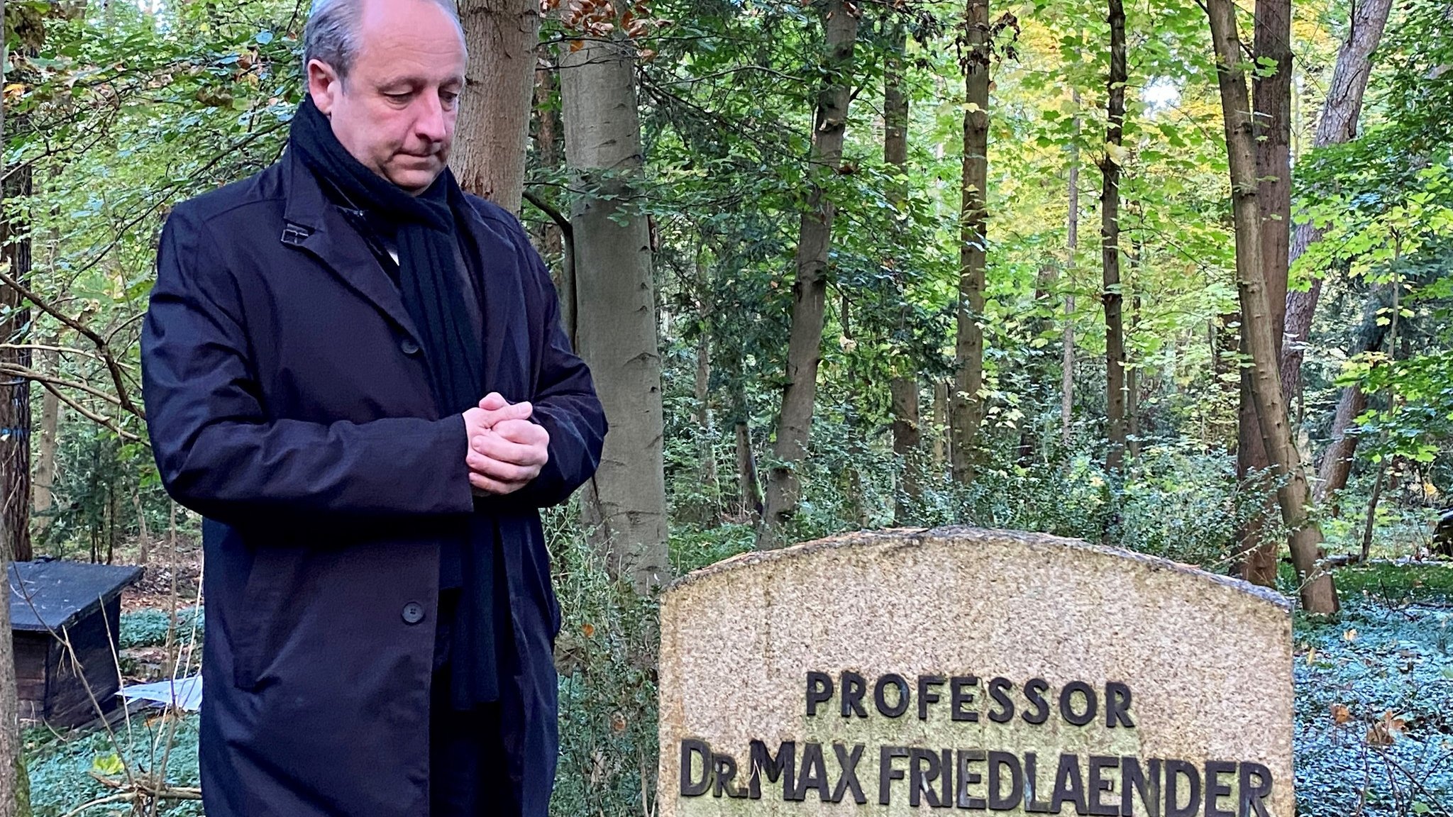 Bishop Christian Stäblein visiting the grave site at the cemetery in Stahnsdorf (12/10/21)