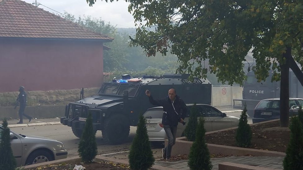 Sukobi na Kosovu: Pucnji, suzavac i šok-bombe u policijskoj akciji u Kosovskoj Mitrovici i Zvečanu 1 Kosovska Mitrovica, 13. oktobar 2021.