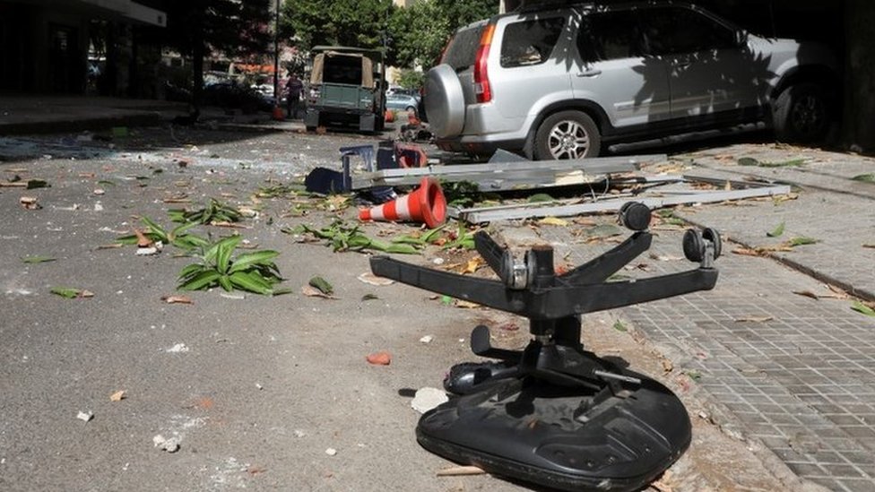 Eksplozija u luci u Bejrutu: Pucnjava na protestu protiv sudije koji vodi istragu 3 Debris strewn across a road in Beirut after gunfire erupts during protest against the judge investigating last year's blast at the city's port (14 October 2021)