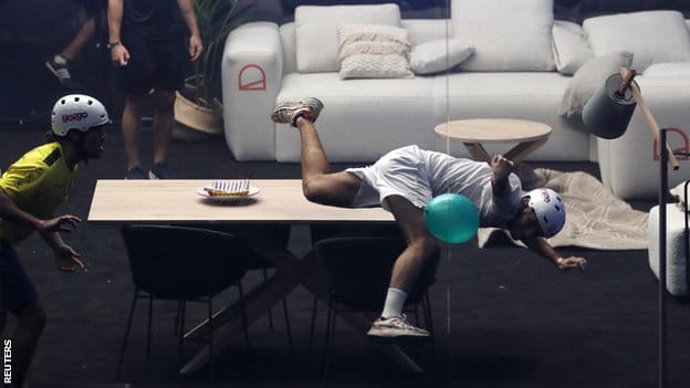 Svetsko prvenstvo u igri sa balonom: Fudbaler Barselone Đerar Pike organizovao prvi turnir 3 Germany's Jan Spiess in action with Colombia's Tarik during the Balloon World Cup