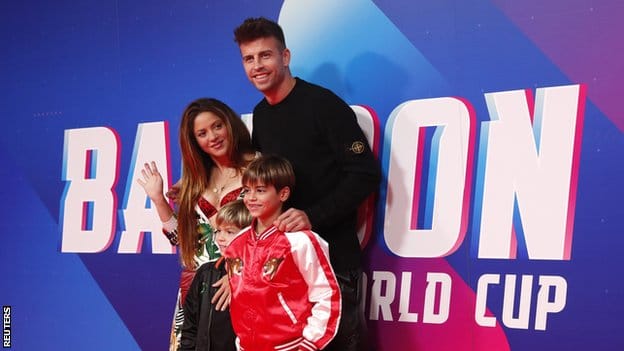 Svetsko prvenstvo u igri sa balonom: Fudbaler Barselone Đerar Pike organizovao prvi turnir 4 Gerard Pique, his wife Shakira and their children at the Balloon World Cup
