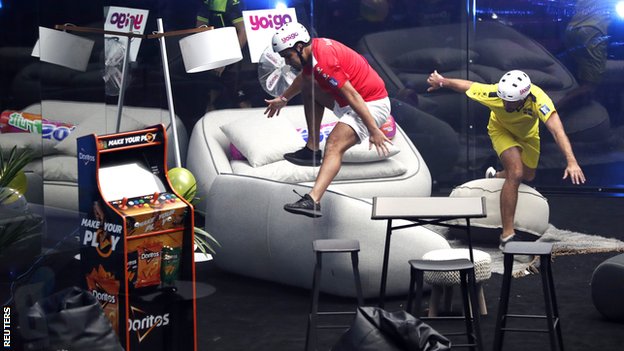 Svetsko prvenstvo u igri sa balonom: Fudbaler Barselone Đerar Pike organizovao prvi turnir 2 Morocco's Yahya El Hajouji in action with Sweden's Nicklas Hallback during the Balloon World Cup