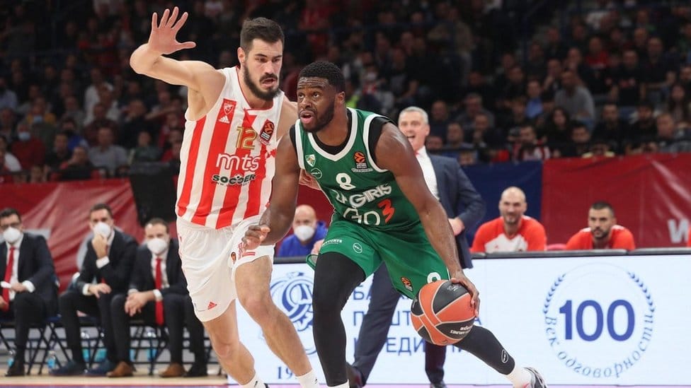 Srbija i nasilje u sportu: Zašto šovinizam pobeđuje sport u Srbiji - „problem je uvek u vašoj kući“ 3 Nikola Kalinić (levo) na utakmici Evrolige protiv litvanskog Žalgirisa