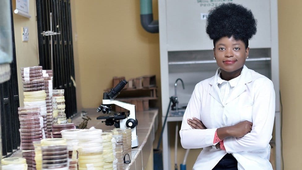 Seks i klimatske promene: Da li postoji ekološki prihvatljiv seksualni odnos 2 Dr Adenike Akinsemolu in a lab wearing a white lab coat