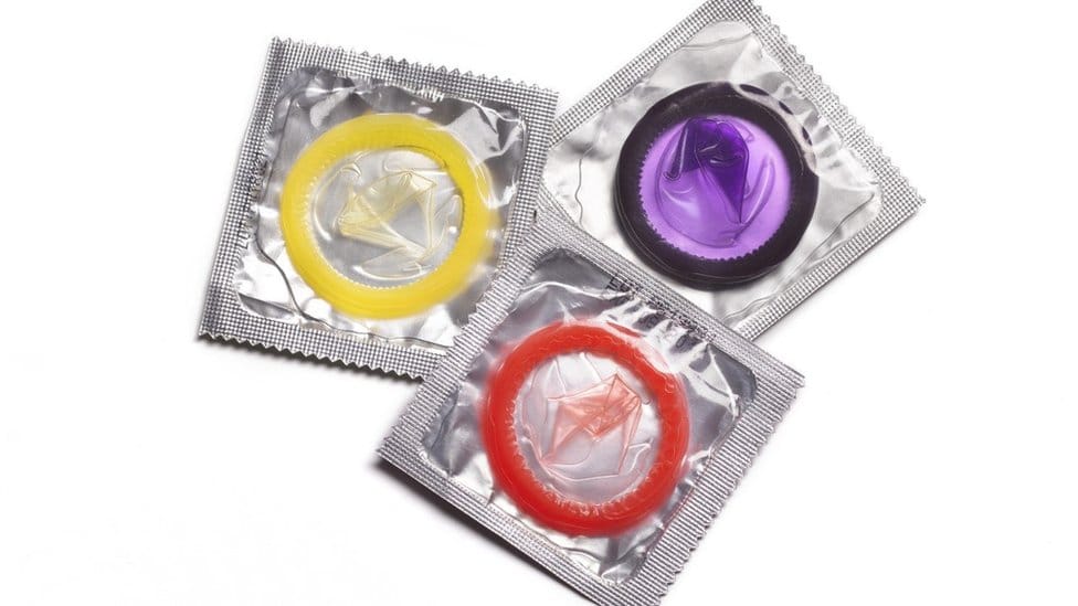 Seks i klimatske promene: Da li postoji ekološki prihvatljiv seksualni odnos 1 Three coloured condoms in foil and plastic wrappers