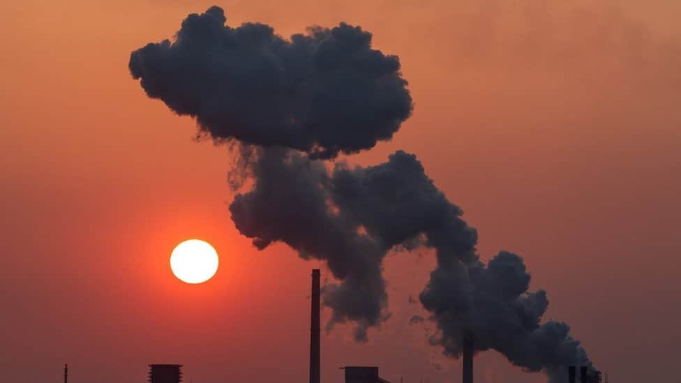 Seks i klimatske promene: Da li postoji ekološki prihvatljiv seksualni odnos 5 Smoke coming from industrial chimneys against a red sky