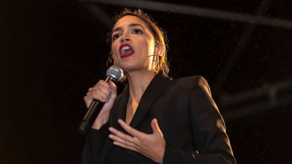 Seks i klimatske promene: Da li postoji ekološki prihvatljiv seksualni odnos 6 Alexandria Ocasio-Cortez with a microphone