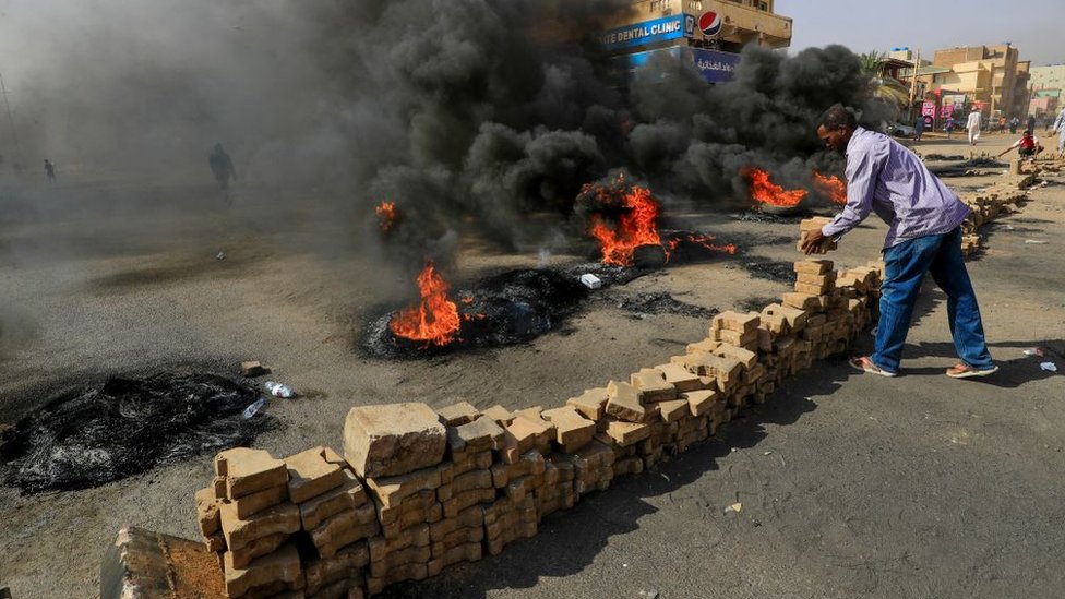 Sudan: Uhapšeni članovi prelazne vlade, stižu izveštaji o državnom udaru 1 Demonstrators block roads in Khartoum in protest at the arrests