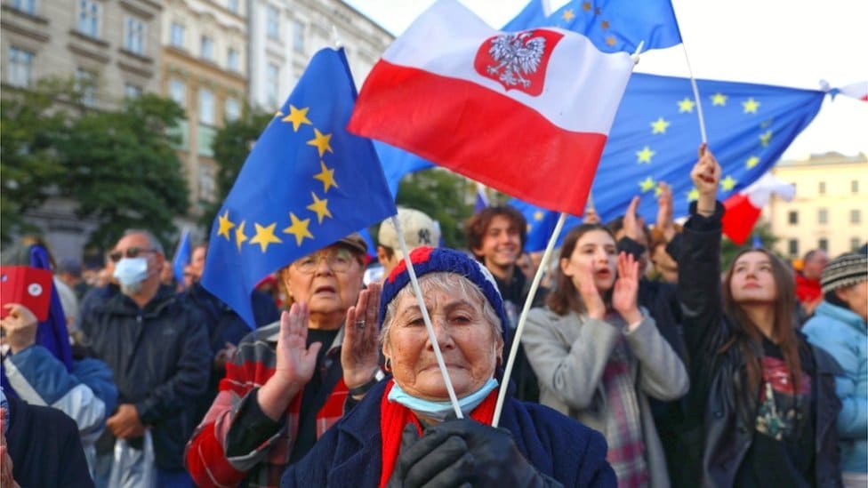 Poljska i Evropska unija: Žestoka kazna zbog nepoštovanja pravnog poretka EU 1 People take part in a protest against the judgment of Polish Constitutional Tribunal and in support of EU at Solny square in Wroclaw, Poland 10 October 2021
