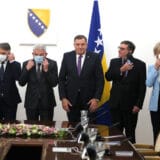 Dodik istovremeno pregovara i preti silom 13