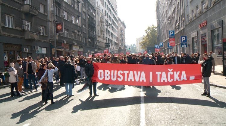 Advokati blokirali saobraćaj u Dečanskoj ulici protestujući zbog promene stava VKS 1