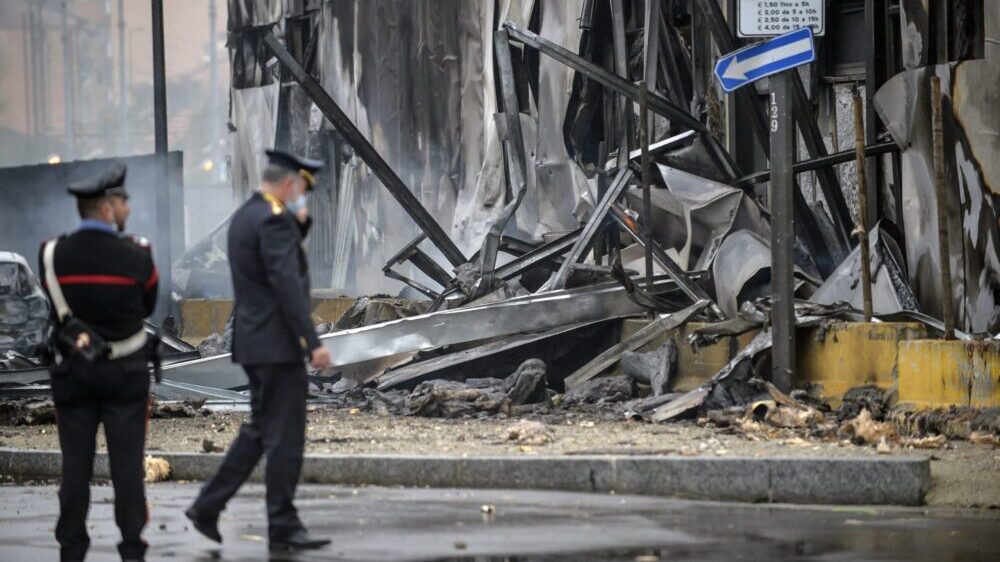 Mali avion udario u praznu zgradu u Milanu, osam poginulih 2