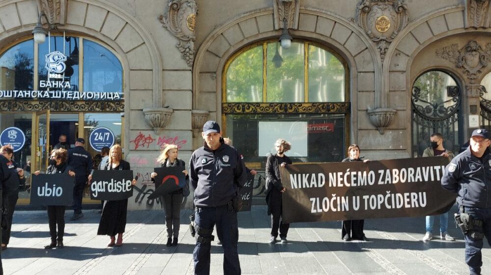 Protestno stajanje organizacije Žene u crnom povodom 17. godišnjice pogibije gardista 1