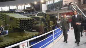 Sarajevski mediji izvestili su da su tokom protekla dva dana u fabriku municije "Igman" u Konjicu iz Srbije isporučene 32 tone baruta, čime je nastavljena isporuka ključnog repromaterijala za proizvodnju u tom preduzeću, saopštio je danas resorni odbor Srbija centra (Srce) za odbranu i unutrašnje poslove.