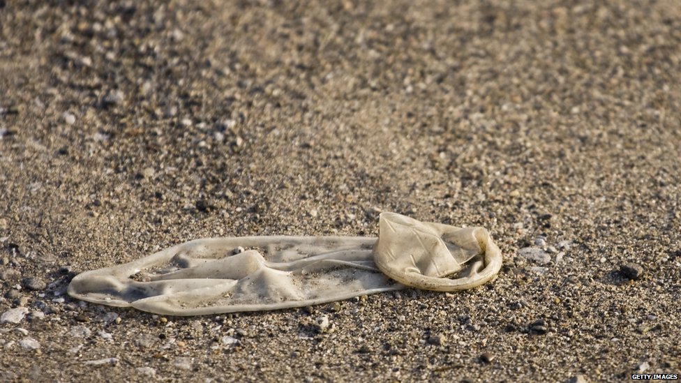 Seks i klimatske promene: Da li postoji ekološki prihvatljiv seksualni odnos 3 condom on the floor