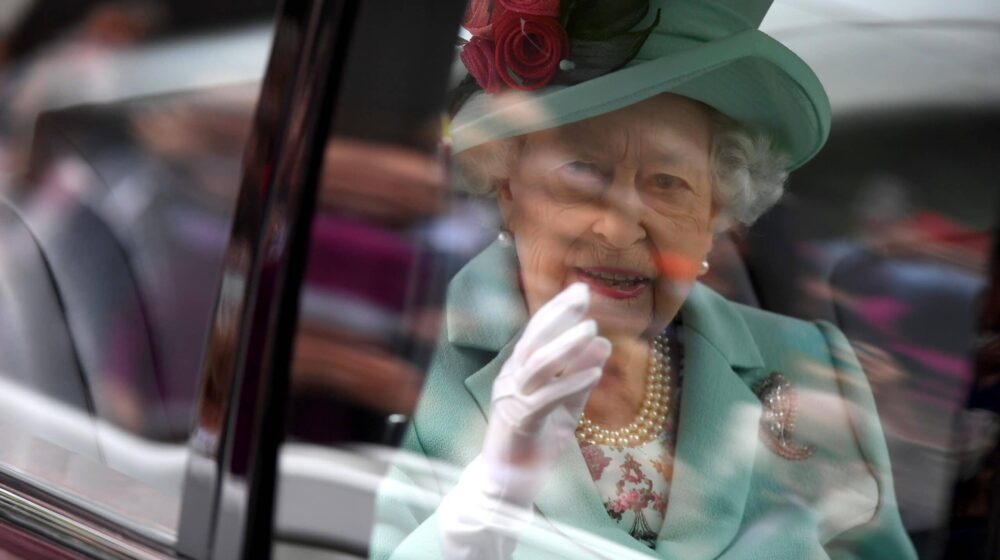 Britanska kraljica se odriče svoje čašice martinija 1