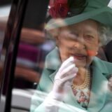 Britanska kraljica se odriče svoje čašice martinija 6