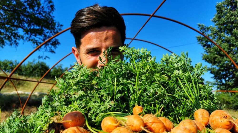 Osnovci u organskoj bašti gaje povrće za decu obolelu od raka 1