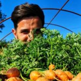 Osnovci u organskoj bašti gaje povrće za decu obolelu od raka 12