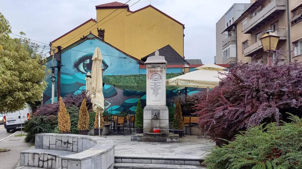 Identifikovani mladići koji su oskrnavili spomen-česmu u Užicu 1