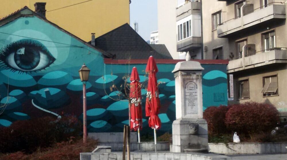 Video mladića koji uriniraju po spomen-česmi u centru Užica zgrozio građane 1